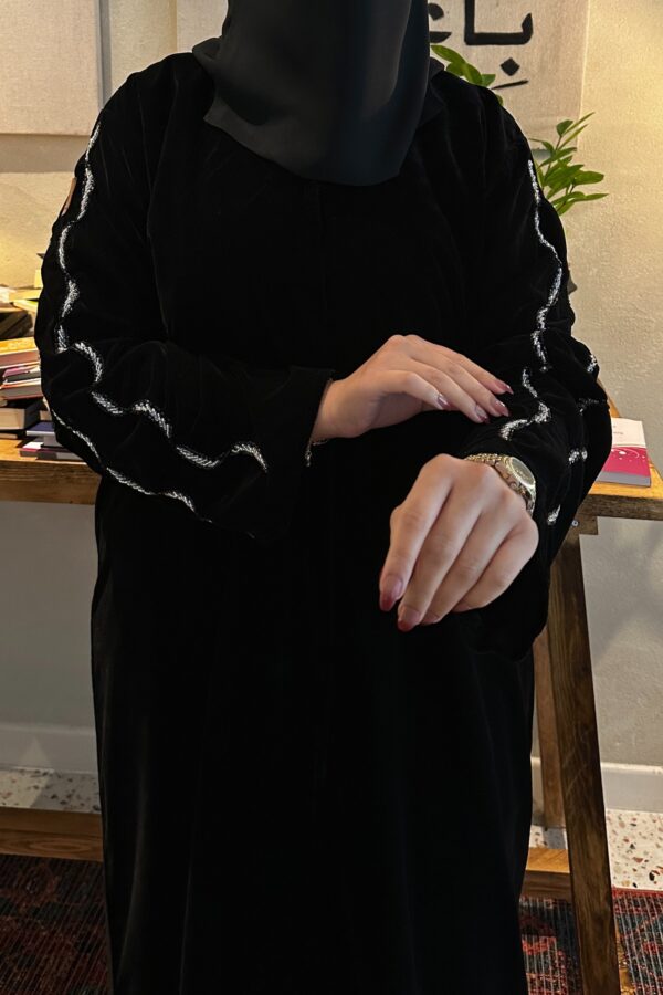 ⁦عباية مخمل بتطريز شك ابيض على اكتاف⁩ - الصورة ⁦2⁩