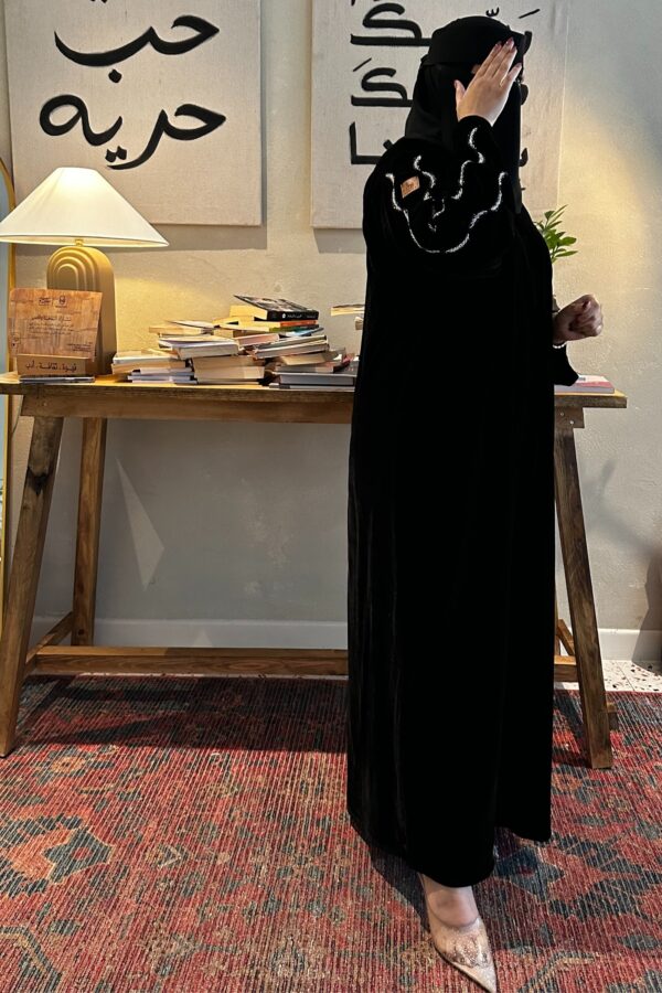 ⁦عباية مخمل بتطريز شك ابيض على اكتاف⁩ - الصورة ⁦3⁩