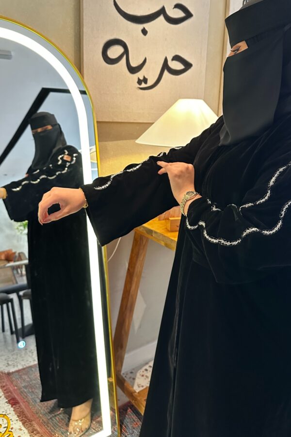 ⁦عباية مخمل بتطريز شك ابيض على اكتاف⁩ - الصورة ⁦5⁩