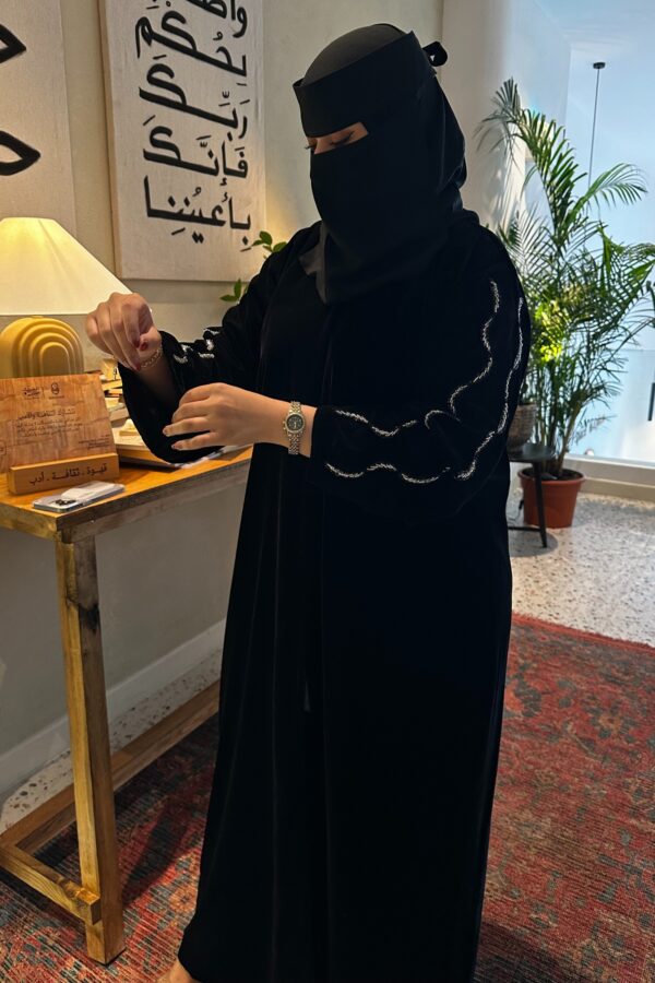 ⁦عباية مخمل بتطريز شك ابيض على اكتاف⁩ - الصورة ⁦6⁩