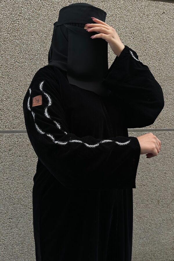 ⁦عباية مخمل بتطريز شك ابيض على اكتاف⁩ - الصورة ⁦7⁩