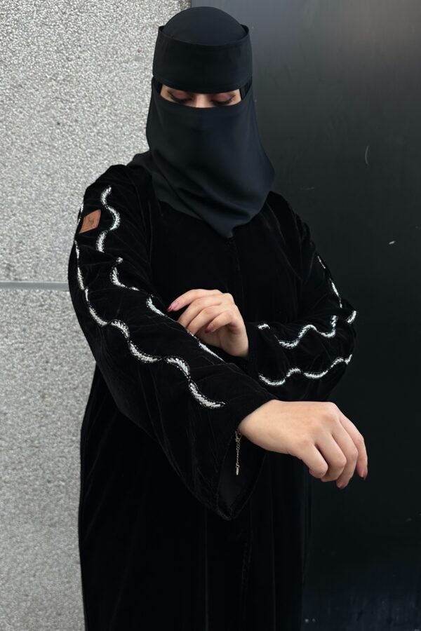 ⁦عباية مخمل بتطريز شك ابيض على اكتاف⁩ - الصورة ⁦8⁩