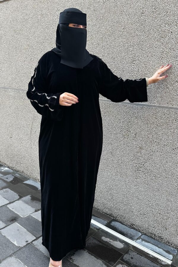 ⁦عباية مخمل بتطريز شك ابيض على اكتاف⁩ - الصورة ⁦9⁩