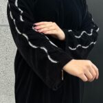 عباية مخمل بتطريز شك ابيض على اكتاف