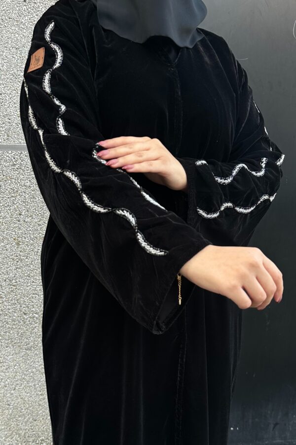 ⁦عباية مخمل بتطريز شك ابيض على اكتاف⁩ - الصورة ⁦10⁩