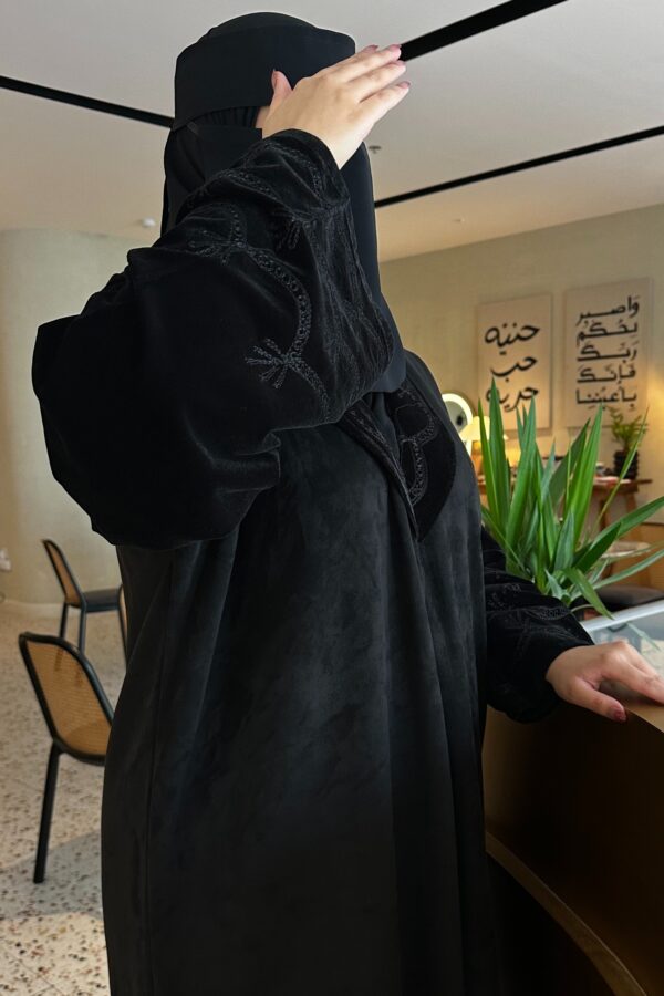 ⁦عباية بقصه A شتوية شامواه مع تداخل المخمل ربع كلوش⁩ - الصورة ⁦3⁩