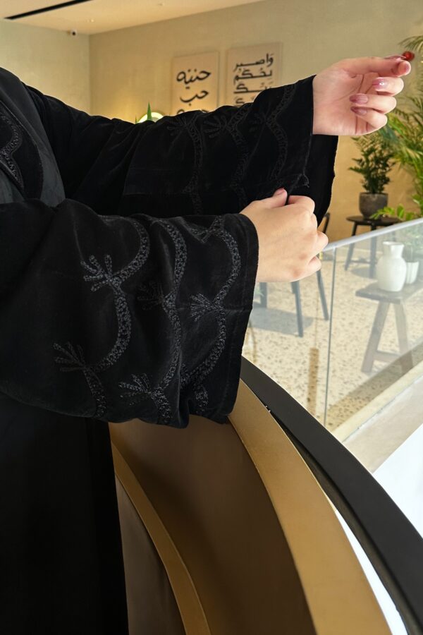 ⁦عباية بقصه A شتوية شامواه مع تداخل المخمل ربع كلوش⁩ - الصورة ⁦2⁩