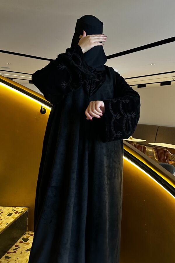 ⁦عباية بقصه A شتوية شامواه مع تداخل المخمل ربع كلوش⁩ - الصورة ⁦4⁩