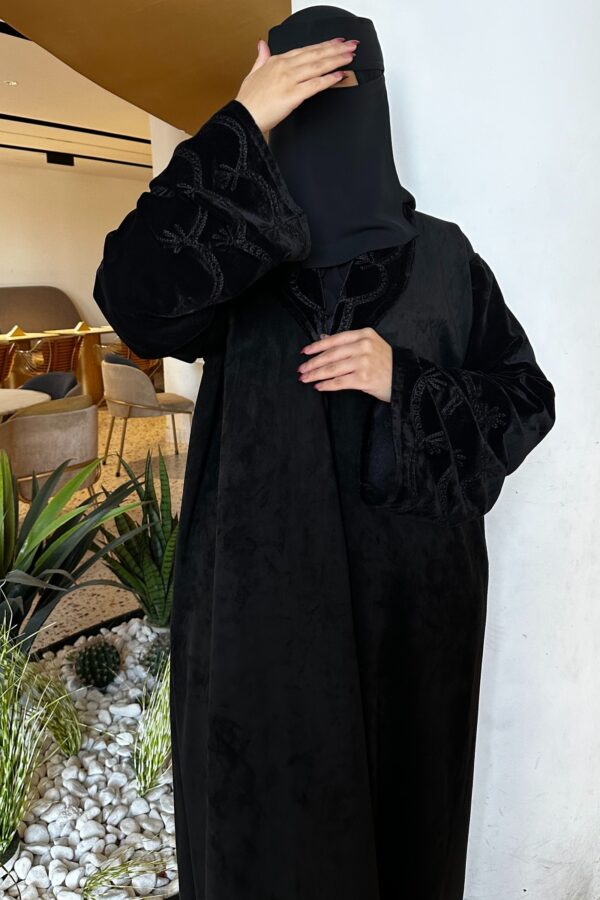 ⁦عباية بقصه A شتوية شامواه مع تداخل المخمل ربع كلوش⁩ - الصورة ⁦7⁩