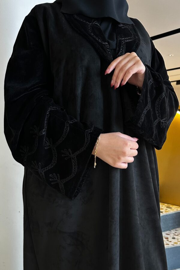 ⁦عباية بقصه A شتوية شامواه مع تداخل المخمل ربع كلوش⁩ - الصورة ⁦6⁩