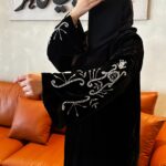 عباية مخمل بتطريز شك ابيض على اكمام