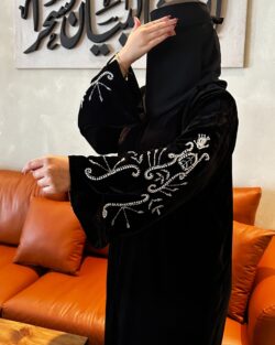 عباية مخمل بتطريز شك ابيض على اكمام
