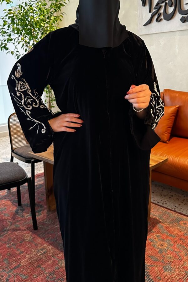 ⁦عباية مخمل بتطريز شك ابيض على اكمام⁩ - الصورة ⁦2⁩