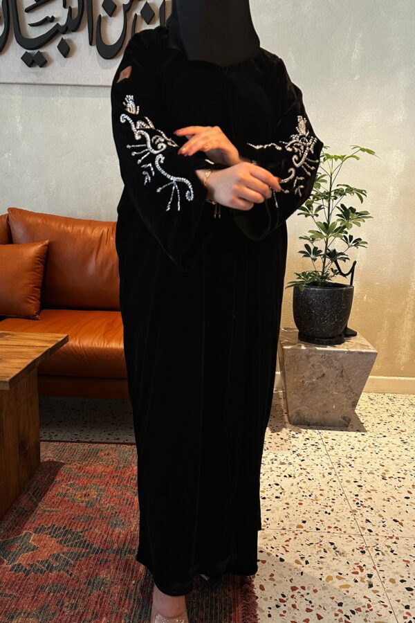 ⁦عباية مخمل بتطريز شك ابيض على اكمام⁩ - الصورة ⁦5⁩