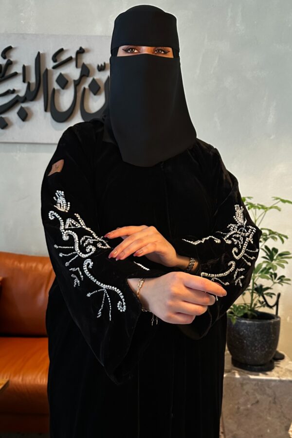 ⁦عباية مخمل بتطريز شك ابيض على اكمام⁩ - الصورة ⁦6⁩