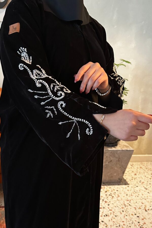 ⁦عباية مخمل بتطريز شك ابيض على اكمام⁩ - الصورة ⁦7⁩