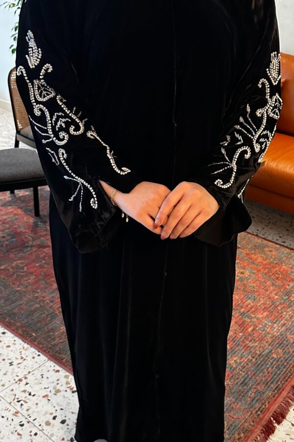 ⁦عباية مخمل بتطريز شك ابيض على اكمام⁩ - الصورة ⁦3⁩