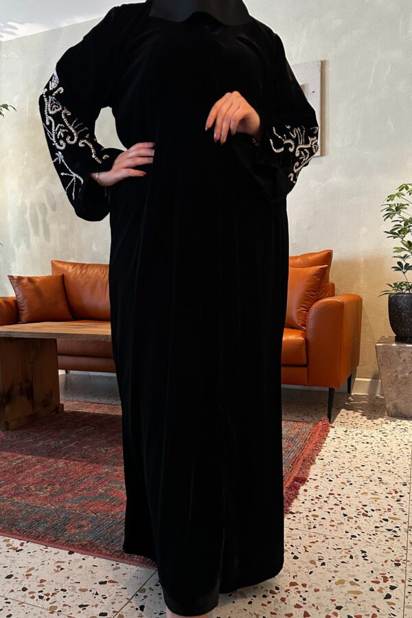 ⁦عباية مخمل بتطريز شك ابيض على اكمام⁩ - الصورة ⁦8⁩