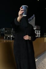 ⁦عباية شتوية شامواه مع تداخل المخمل⁩ - الصورة ⁦6⁩