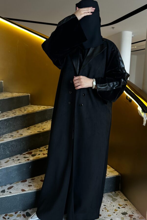⁦عباية شامواه محدد بجلد وبياقة و اكمام مخمل شتوي⁩ - الصورة ⁦2⁩