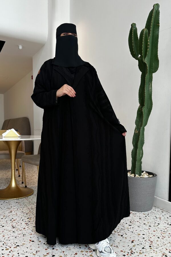 ⁦عبايه فكرو لياقه و جيوب بزراير على اكمام⁩ - الصورة ⁦2⁩