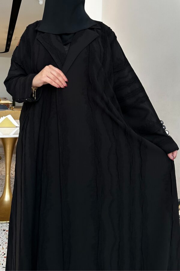 ⁦عبايه فكرو لياقه و جيوب بزراير على اكمام⁩ - الصورة ⁦3⁩