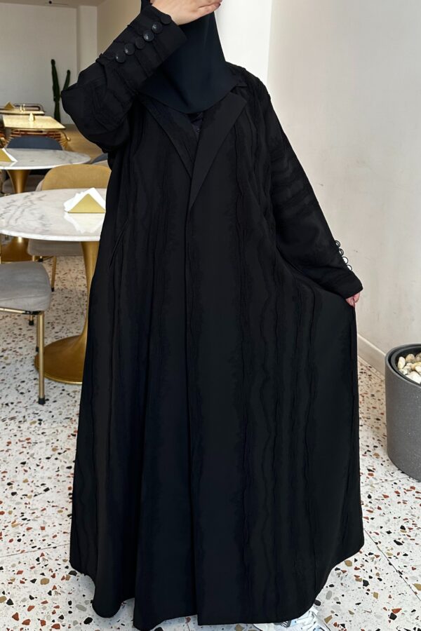 ⁦عبايه فكرو لياقه و جيوب بزراير على اكمام⁩ - الصورة ⁦5⁩