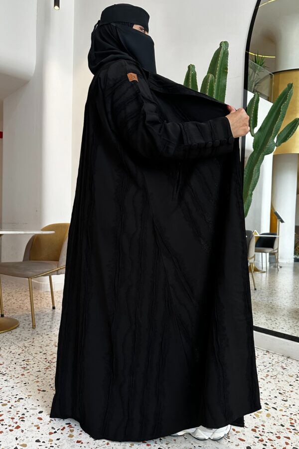 ⁦عبايه فكرو لياقه و جيوب بزراير على اكمام⁩ - الصورة ⁦6⁩