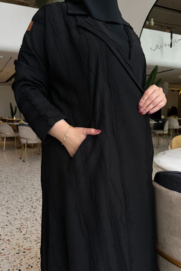 ⁦عبايه فكرو لياقه و جيوب بزراير على اكمام⁩ - الصورة ⁦7⁩