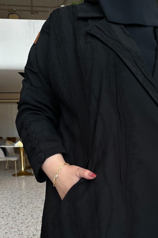 ⁦عبايه فكرو لياقه و جيوب بزراير على اكمام⁩ - الصورة ⁦4⁩