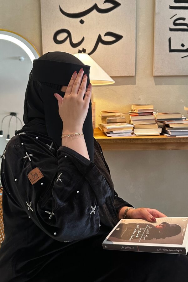 ⁦عباية مخمل بشك سندس على اكمام بلون ابيض⁩ - الصورة ⁦3⁩