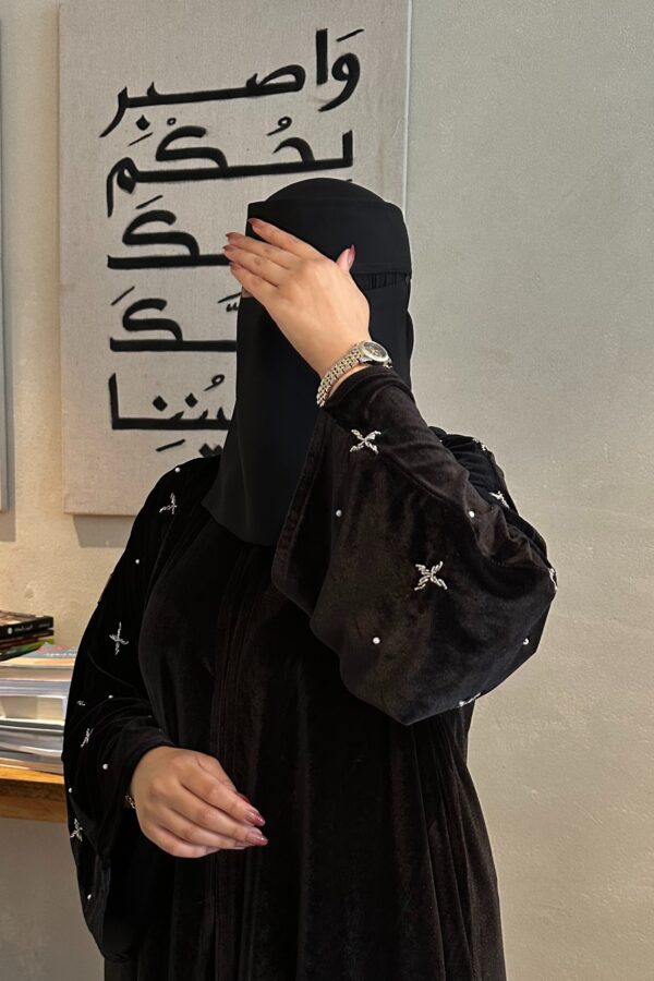 ⁦عباية مخمل بشك سندس على اكمام بلون ابيض⁩ - الصورة ⁦4⁩