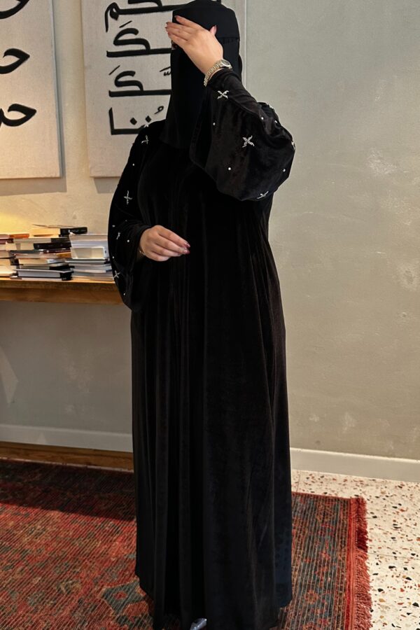 ⁦عباية مخمل بشك سندس على اكمام بلون ابيض⁩ - الصورة ⁦5⁩