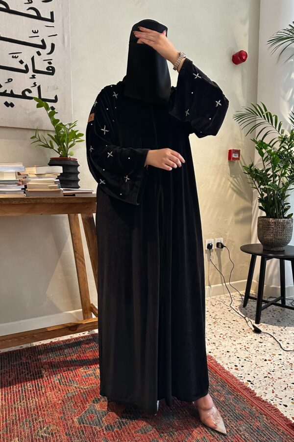 ⁦عباية مخمل بشك سندس على اكمام بلون ابيض⁩ - الصورة ⁦6⁩