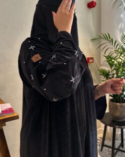 عباية مخمل بشك سندس على اكمام بلون ابيض