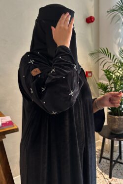 عباية مخمل بشك سندس على اكمام بلون ابيض