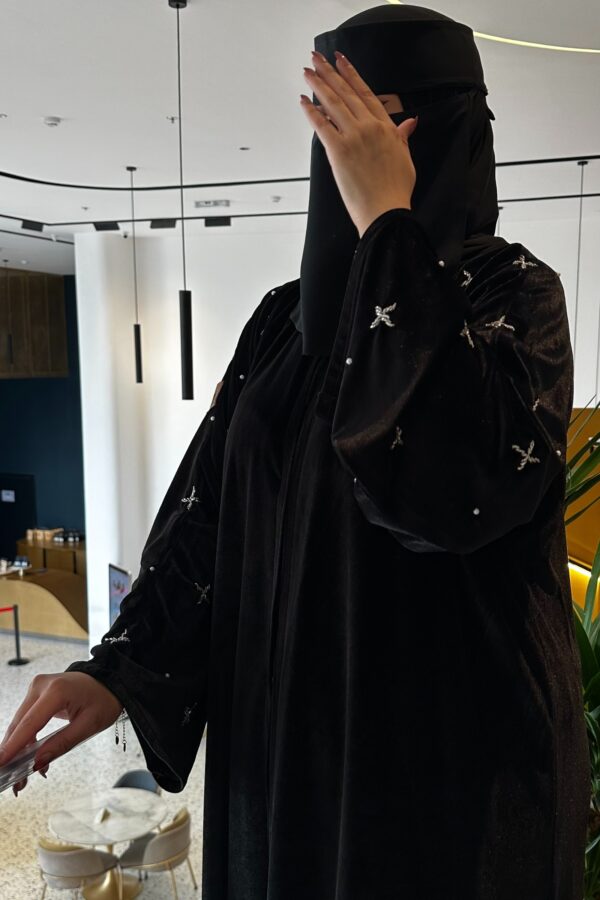 ⁦عباية مخمل بشك سندس على اكمام بلون ابيض⁩ - الصورة ⁦8⁩