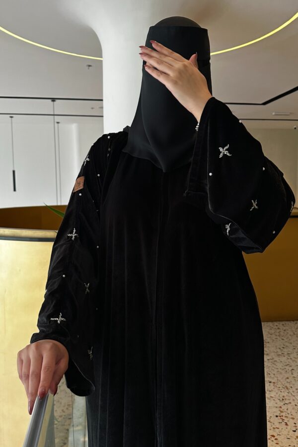 ⁦عباية مخمل بشك سندس على اكمام بلون ابيض⁩ - الصورة ⁦9⁩