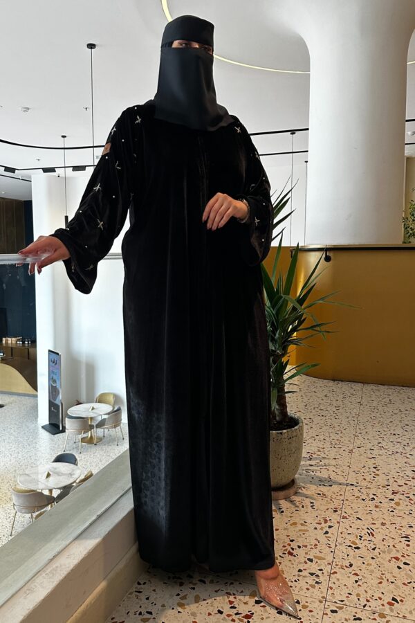 ⁦عباية مخمل بشك سندس على اكمام بلون ابيض⁩ - الصورة ⁦10⁩