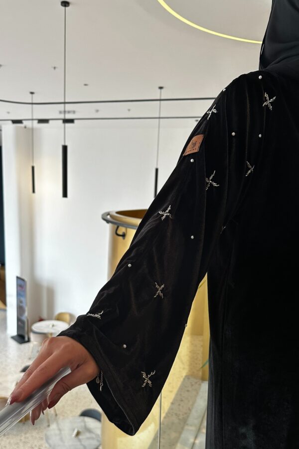 ⁦عباية مخمل بشك سندس على اكمام بلون ابيض⁩ - الصورة ⁦2⁩