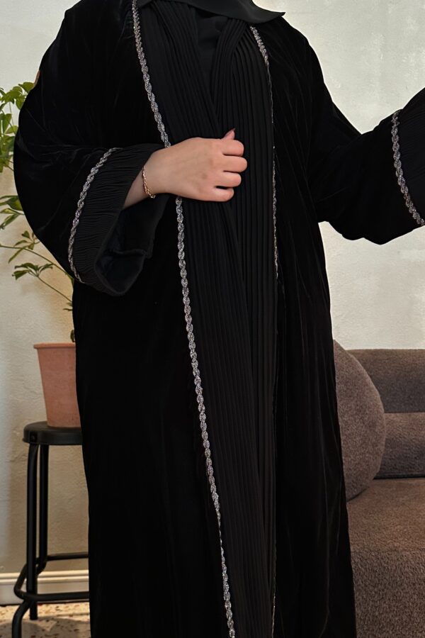 ⁦عباية مخمل مع تداخل كسرات وكلفه رصاصي من الامام والاكمام⁩ - الصورة ⁦3⁩