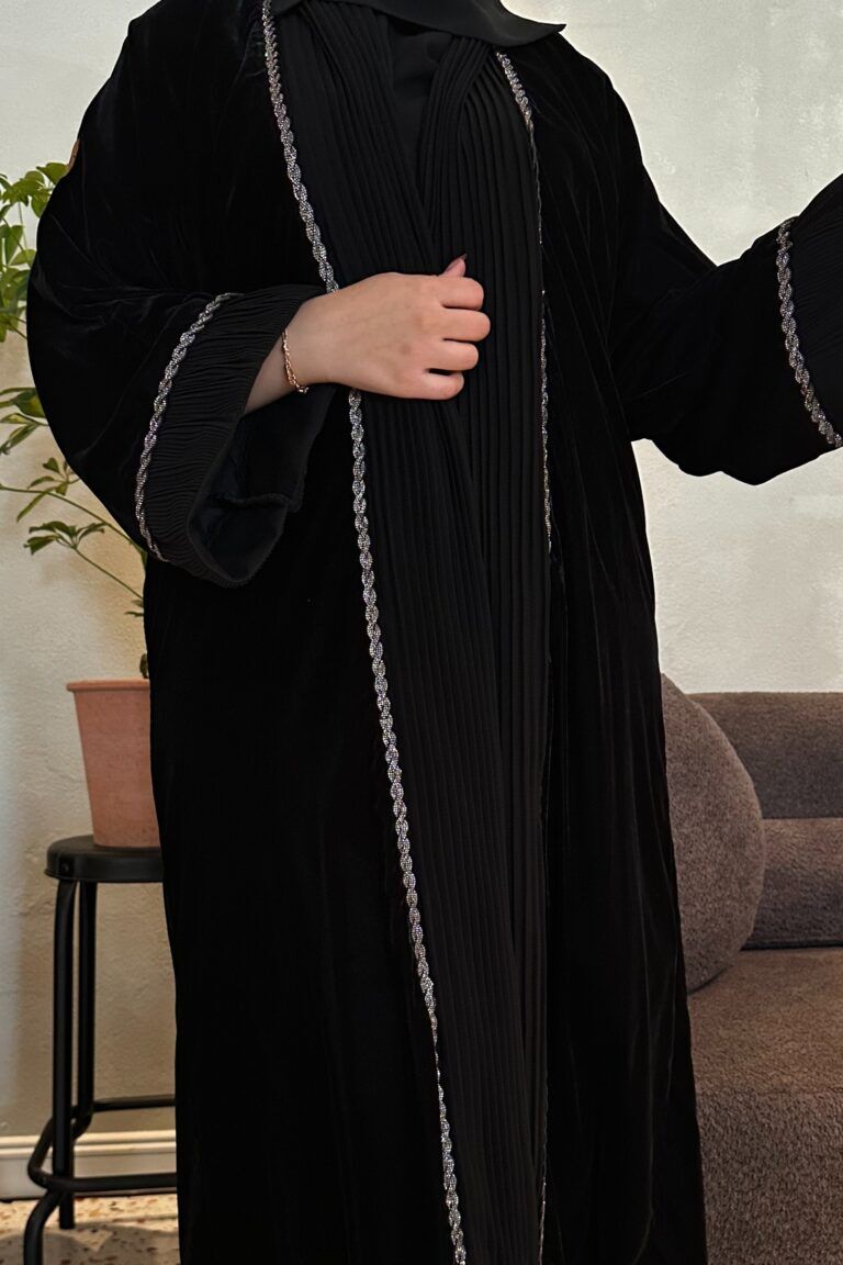 ⁦عباية مخمل مع تداخل كسرات وكلفه رصاصي من الامام والاكمام⁩ - الصورة ⁦3⁩