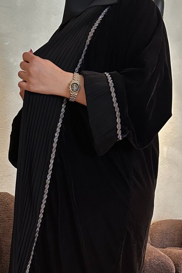 ⁦عباية مخمل مع تداخل كسرات وكلفه رصاصي من الامام والاكمام⁩ - الصورة ⁦5⁩