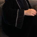 عباية مخمل مع تداخل كسرات وكلفه رصاصي من الامام والاكمام