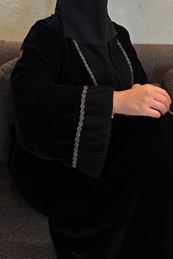 ⁦عباية مخمل مع تداخل كسرات وكلفه رصاصي من الامام والاكمام⁩ - الصورة ⁦4⁩