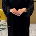 عباية مخمل بشك سندس على اكمام بلون اسود