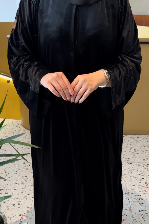 ⁦عباية مخمل بشك سندس على اكمام بلون اسود⁩ - الصورة ⁦4⁩