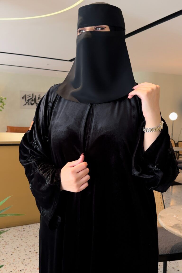 ⁦عباية مخمل بشك سندس على اكمام بلون اسود⁩ - الصورة ⁦6⁩