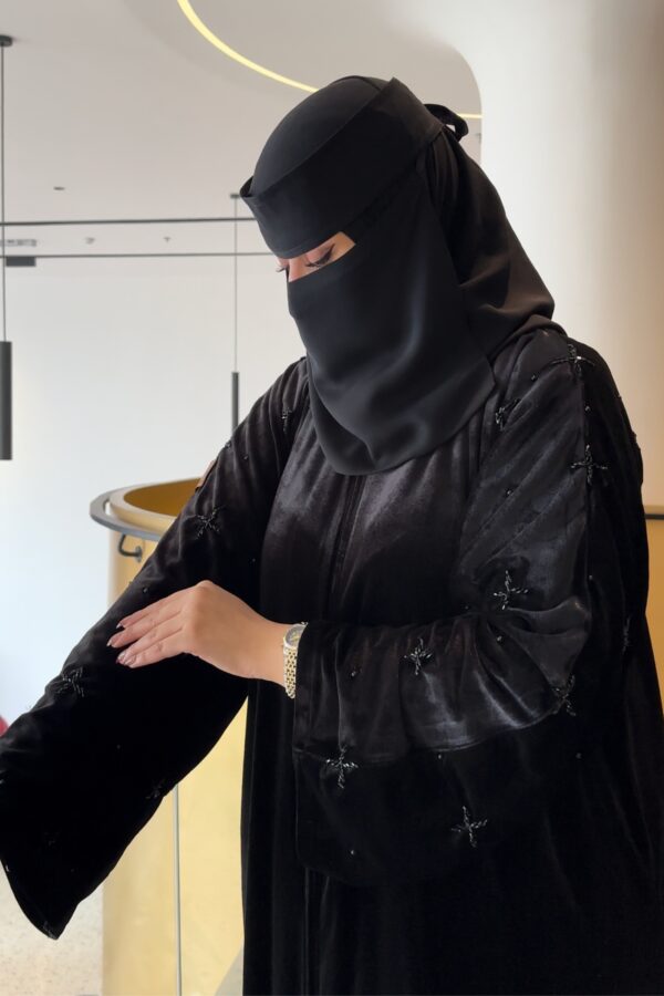 ⁦عباية مخمل بشك سندس على اكمام بلون اسود⁩ - الصورة ⁦8⁩