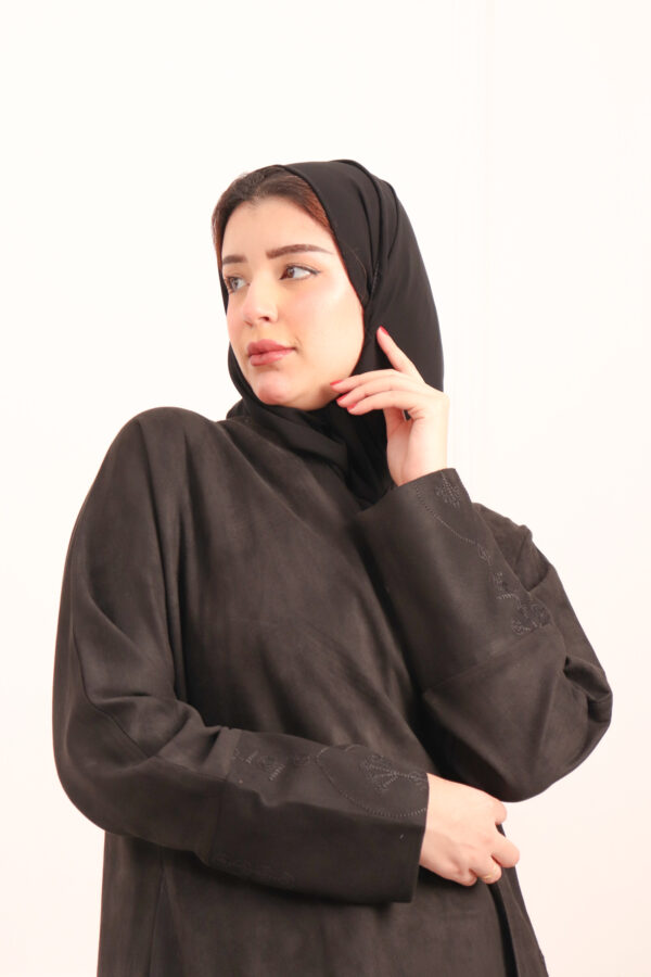 ⁦عبايه شامواه اسود بتطرزه اسود من اجناب⁩ - الصورة ⁦9⁩